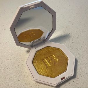 FENTY BEAUTY KILLAWATT “TROPHY WIFE”HIGHLIGHTER